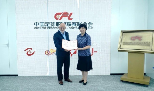 中足联与西甲联盟进行会谈，李克敏向特瓦斯颁发战略顾问聘书