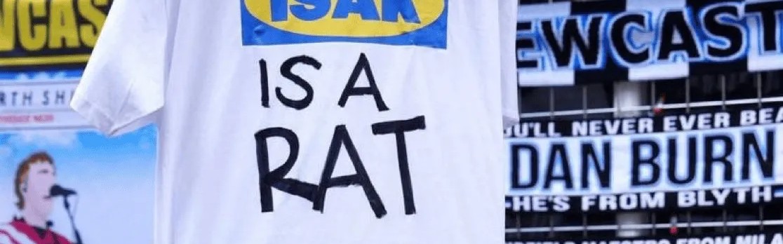 星空体育官方入口-圣詹姆斯公园外有人出售印有“伊萨克是老鼠”字样的T恤衫