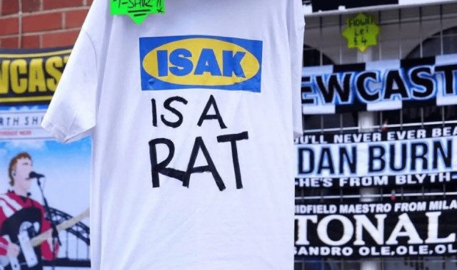 星空体育官方入口-圣詹姆斯公园外有人出售印有“伊萨克是老鼠”字样的T恤衫