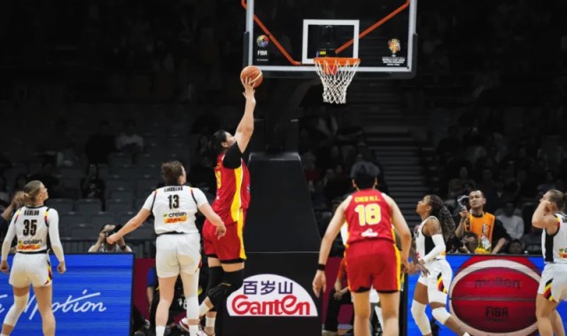 媒体人：本场外线大量拒投，完全没体现投篮方面的训练成果