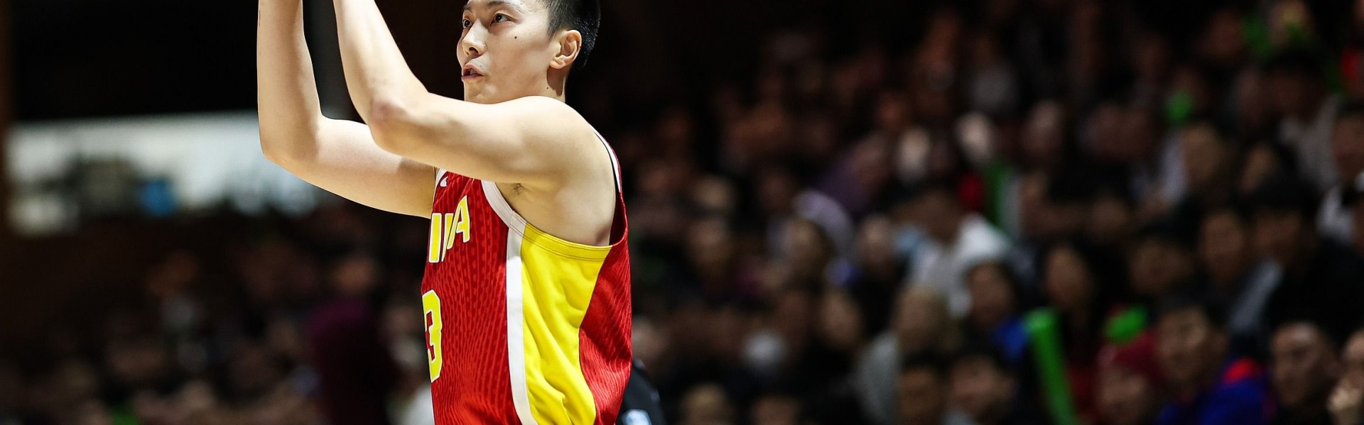 星空体育官网-媒体人：中国男篮非常团结，胡明轩首节8分不负众望