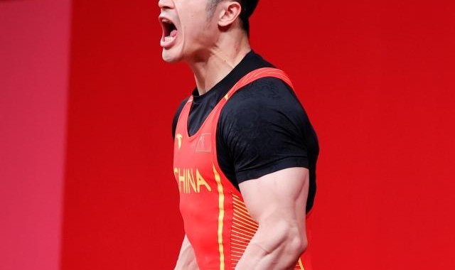 星空体育-石智勇破世界纪录夺冠：无论哪个级别我都是王者！